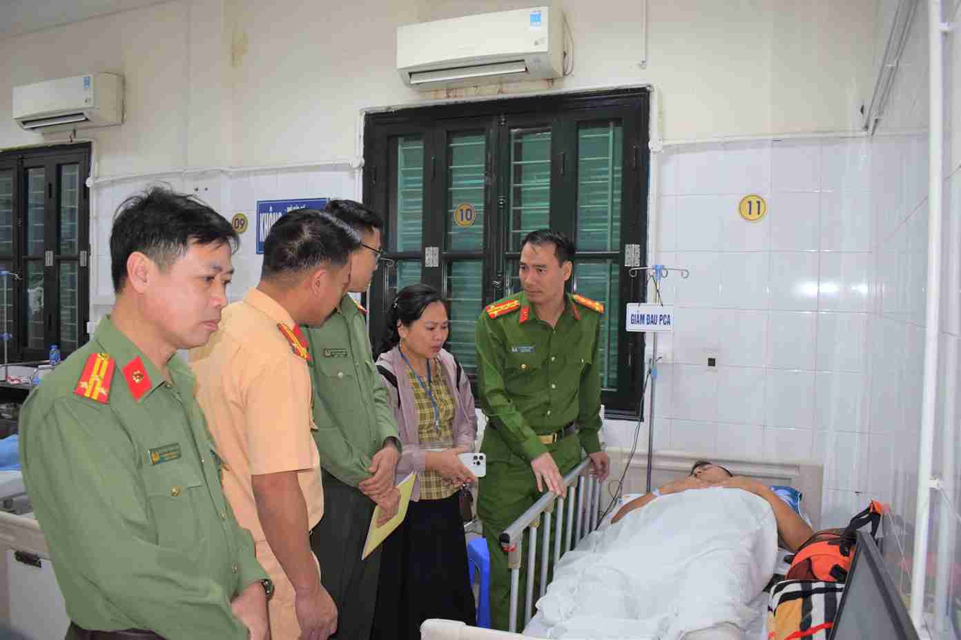 Lãnh đạo Công an Hưng Yên đến Bệnh viện Việt Đức thăm Đại úy CSGT bị thương do bị đâm khi làm nhiệm vụ. Ảnh: Công an tỉnh Hưng Yên
