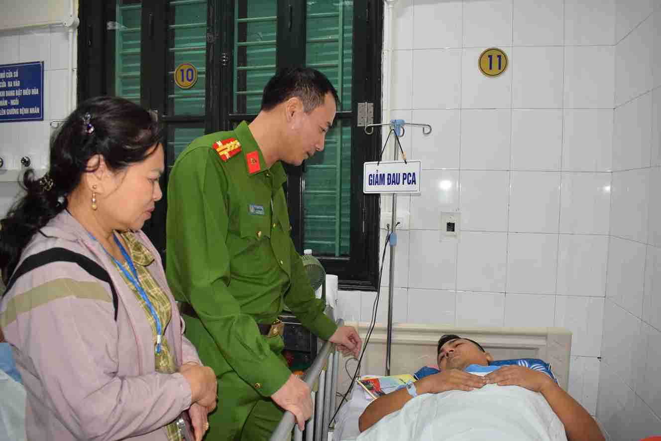 Lãnh đạo Công an Hưng Yên thăm Đại úy CSGT bị thương khi làm nhiệm vụ