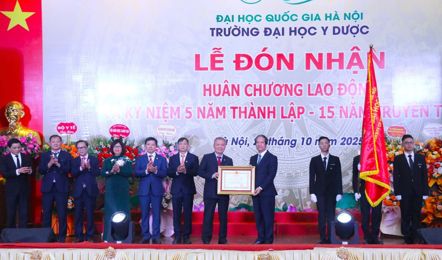 Minister of Education and Training Nguyen Kim Son, on behalf of the Party and State leaders, presented the Third Class Labor Medal to the University of Medicine and Pharmacy (VNU). Photo: Thanh Hung