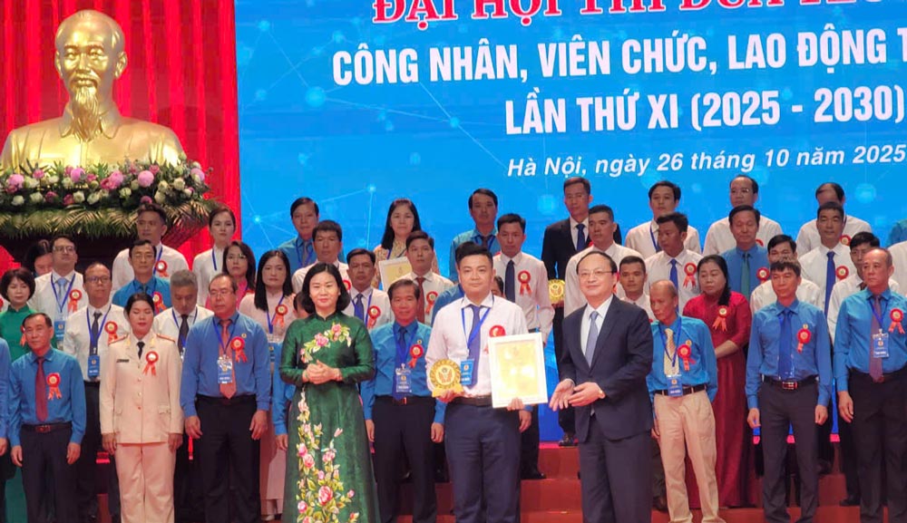 The Trade Union of Mabuchi Motor Da Nang Co., Ltd. was honored at the 11th National Patriotic Emulation Congress for Workers, Civil Servants, and Laborers. Photo: Da Nang Trade Union