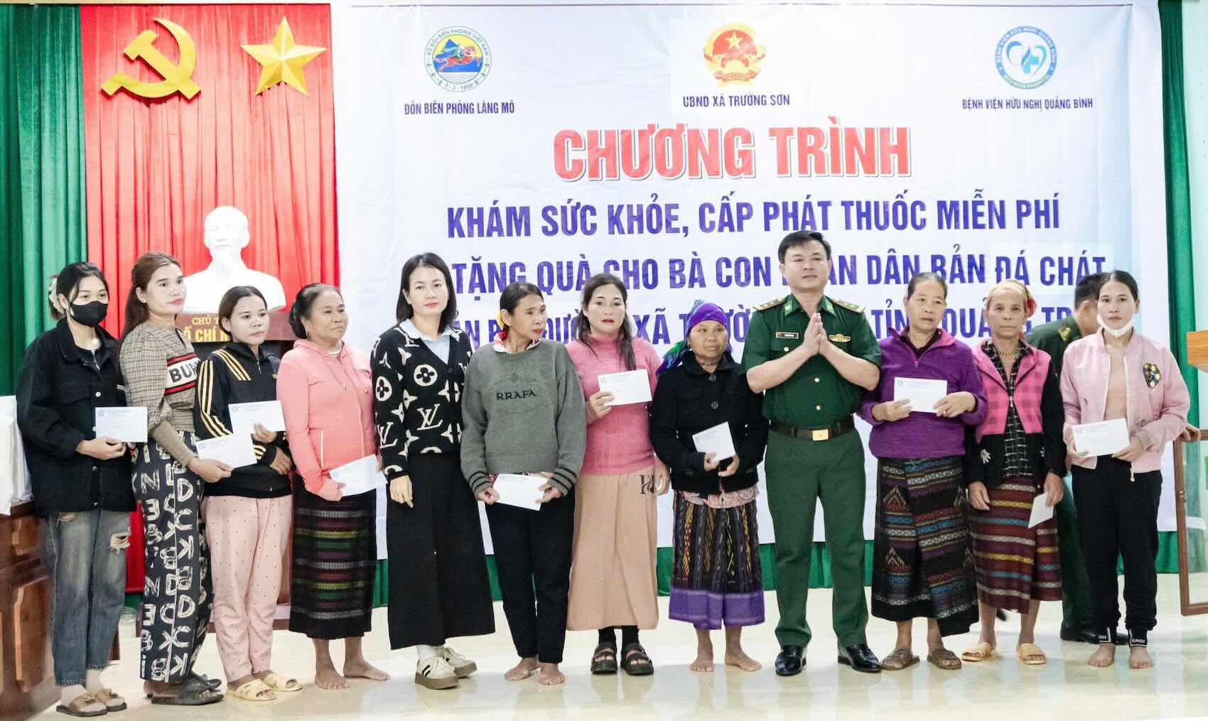 Tang qua cho cac ho dan co hoan canh kho khan. Anh: Bo doi Bien phong