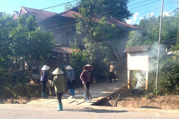 Nguoi dan ban Phieng Vai, xa Nam Ke don dep ve sinh cong cong. Anh: Xa Nam Ke