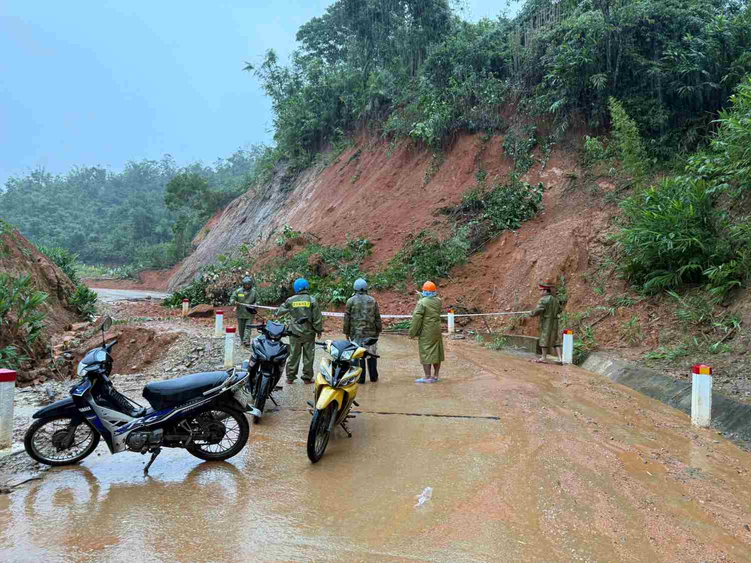 Luc luong vu trang cung co quan chuc nang tuc truc cac diem xung yeu, dam bao an toan tren cac tuyen giao thong mien nui - Mot diem sat lo tai khu vuc xa A Vuong, Da Nang. Anh: B'riu Quan