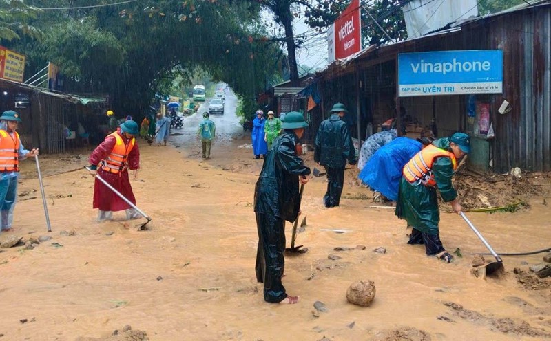 Soldiers help people clean up floods in Tra Tan, Tra My, Da Nang areas. Photo: Tran Qui