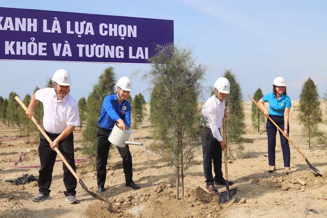 Nguoi lao dong Nha may Nhiet dien Vinh Tan 4 ra quan trong cay xanh. Anh: Binh Minh