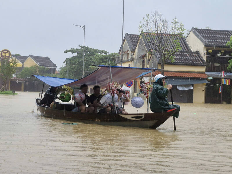 Many streets of Hoi An (Da Nang) turn into rivers. Photo: Thu Giang