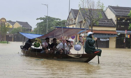 Nhiều tuyến phố Hội An (Đà Nẵng) hóa thành sông. Ảnh: Thu Giang