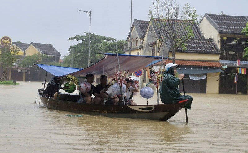 Many streets of Hoi An (Da Nang) turn into rivers. Photo: Thu Giang