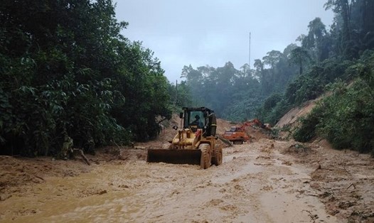 Quảng Ngãi huy động nhiều thiết bị máy móc khắc phục sạt lở trên nhiều tuyến đường huyết mạch. Ảnh: Viên Nguyễn
