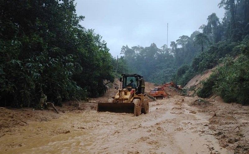 Quang Ngai mobilized many equipment and machinery to overcome landslides on many major routes. Photo: Vien Nguyen