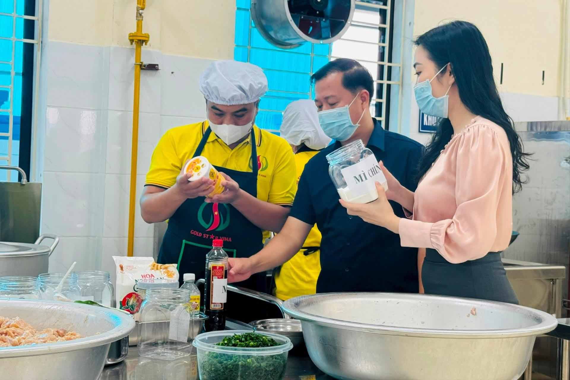 Kiem tra dot xuat quy trinh van hanh bua an ban tru tai Truong Tieu hoc Chu Minh. Anh: Mai Hoa