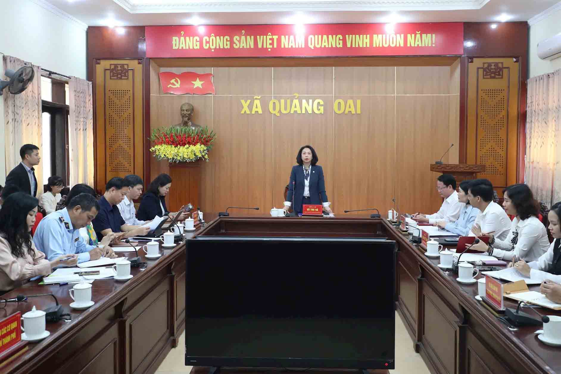 Vice Chairman of Hanoi People's Committee Vu Thu Ha chaired the meeting at Quang Oai Commune People's Committee. Photo: Thu Minh