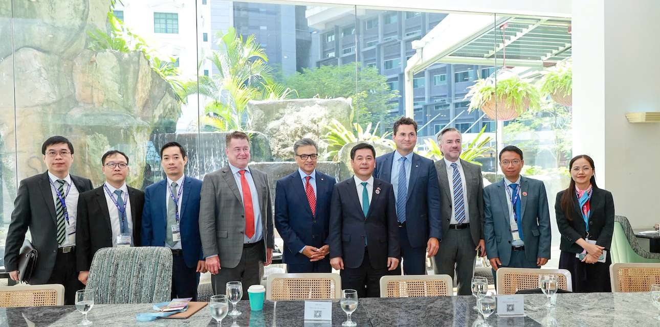 Tai buoi lam viec, ong Goldy Hyder. Anh: Bo Cong Thuong