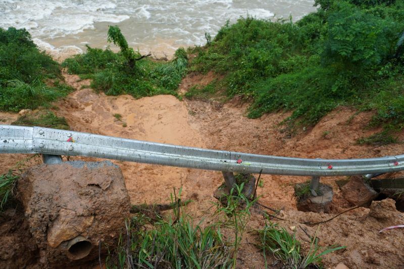 地滑りにより、ダナン市ハイヴァン区を通るDT601道路の一部が一時的に通行止めとなった。写真: トラン・ティ