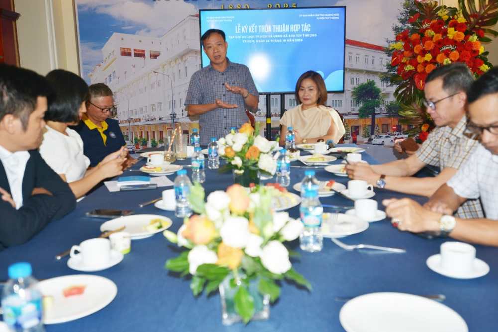 Ong Pham Hong Khuyen, Chu tich UBND xa Son Tay Thuong tai le ky ket. Anh: TITC