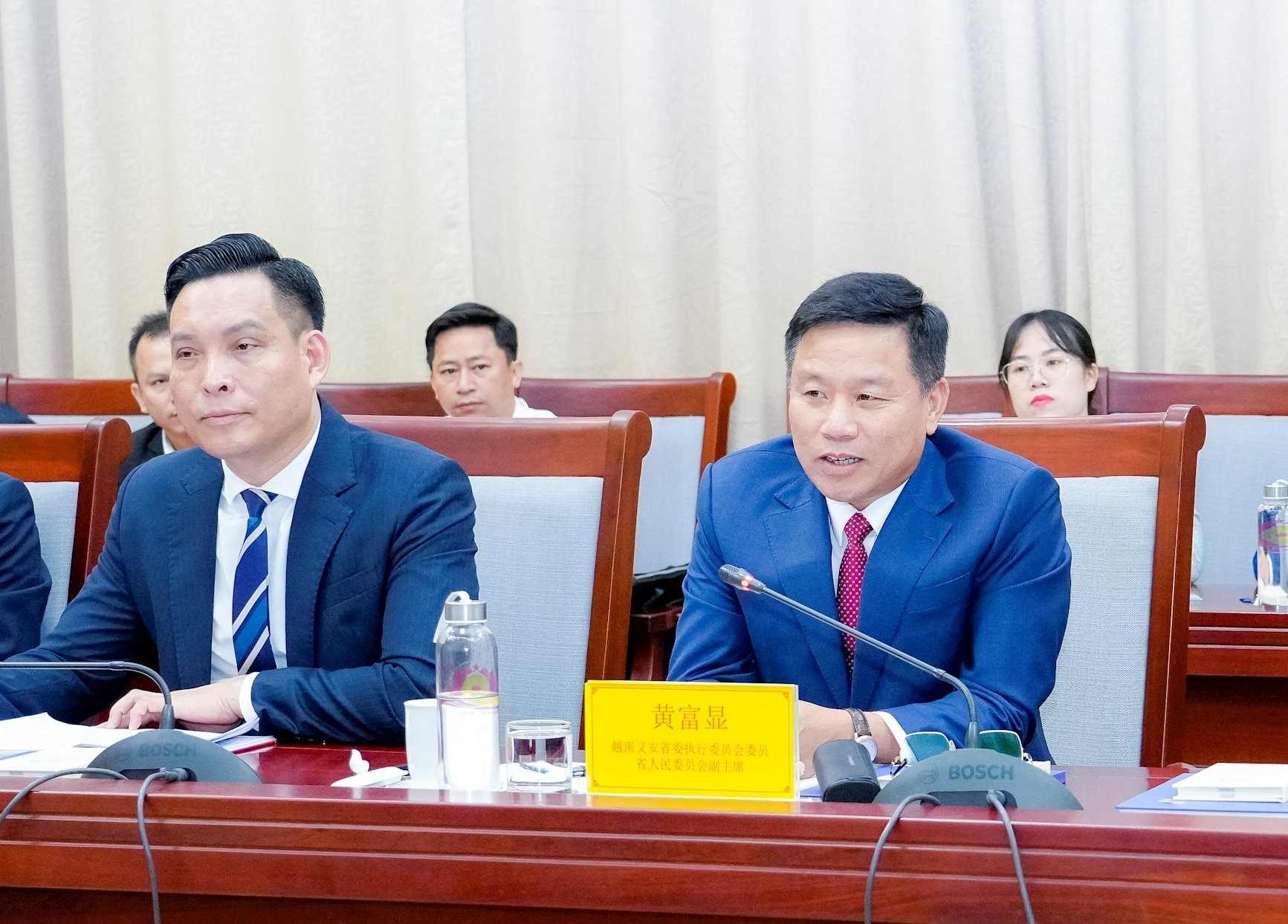 Vice Chairman of Nghe An Provincial People's Committee Hoang Phu Hien (right) chaired the meeting with Pacific Construction Group (China). Photo: Phan Quynh