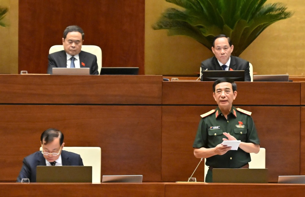 General Phan Van Giang - Politburo member, Minister of National Defense reported on the acceptance and explanation of the draft Law on Emergencies, including natural disasters and incidents. Photo: Pham Dong