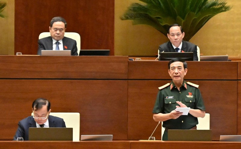 General Phan Van Giang - Politburo member, Minister of National Defense reported on the acceptance and explanation of the draft Law on Emergencies, including natural disasters and incidents. Photo: Pham Dong