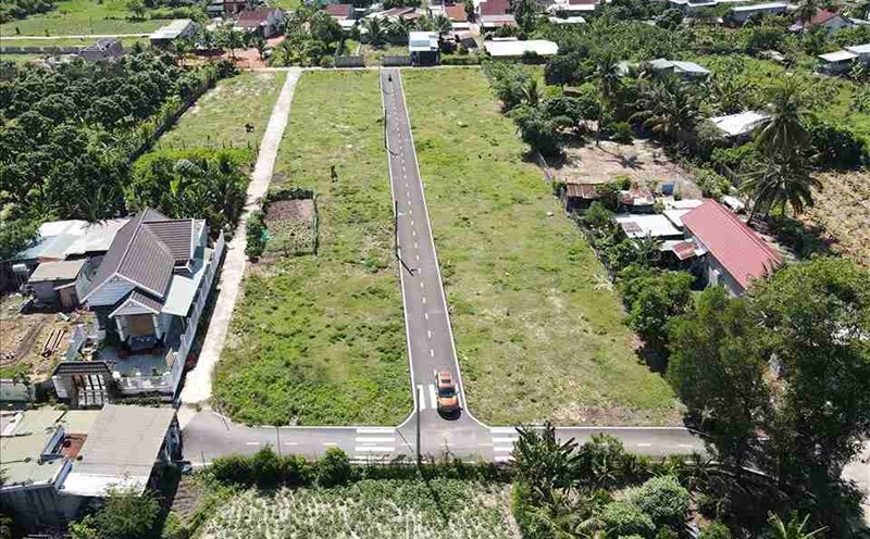 Voters recommend that authorities in Khanh Hoa soon issue a land price list close to market price. Photo: Huu Long