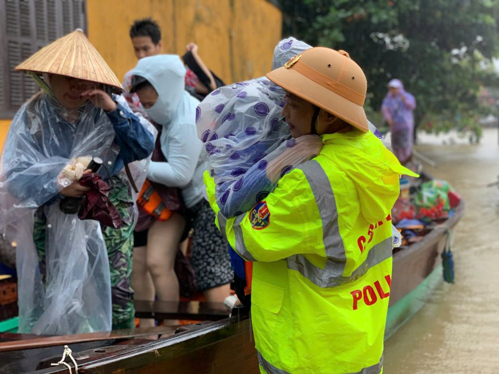 Evacuacion de miles de residentes y turistas de las zonas inundadas en Hoi An Da Nang. Foto: Thanh Huyen