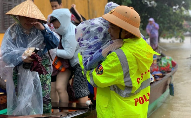 thousands of people and tourists were evacuated from flooded areas in Hoi An and Da Nang. Photo: Thanh Huyen