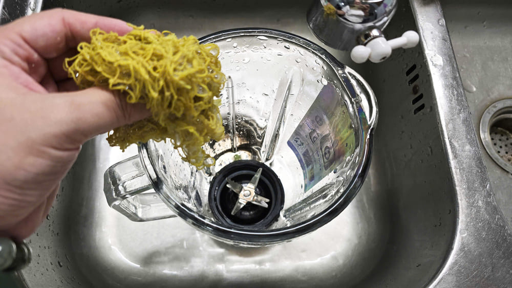 Mistakes that housewives need to pay attention to when cleaning a blender. Photo: Tuan Dat