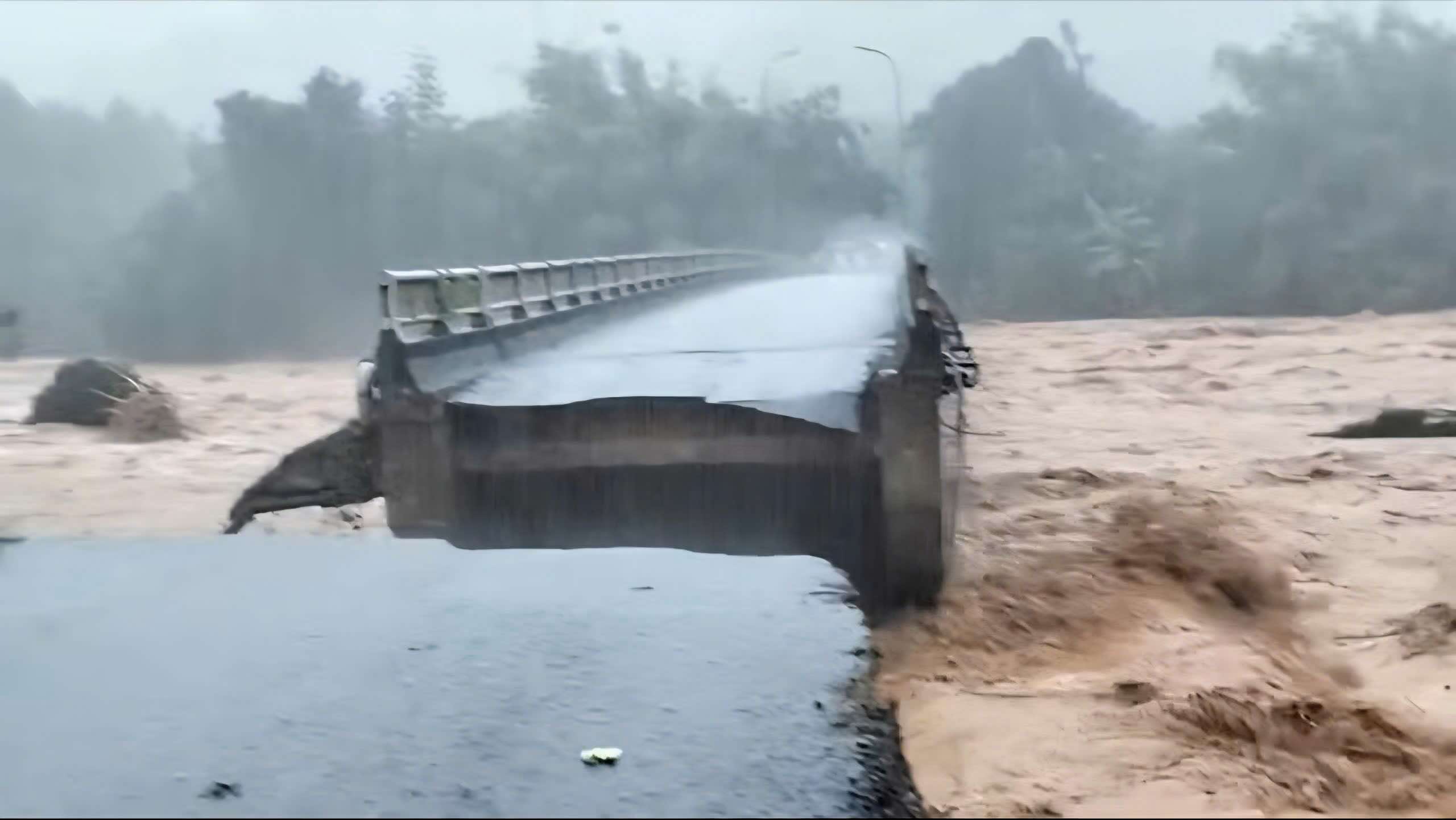 The foot of Le No bridge was swept away by floodwaters. Photo: H. Phuc.