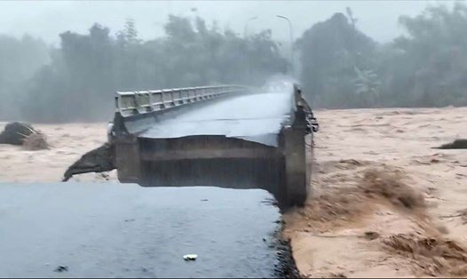 Chân cầu Le No bị lũ cuốn trôi. Ảnh: H. Phúc.