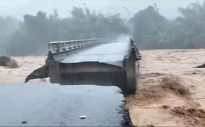 The foot of Le No bridge was swept away by floodwaters. Photo: H. Phuc.