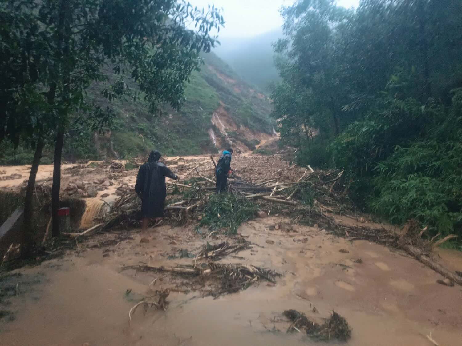 Duong sang thon K4 cung bi sat lo gay tac duong. Anh: H. Phuc.