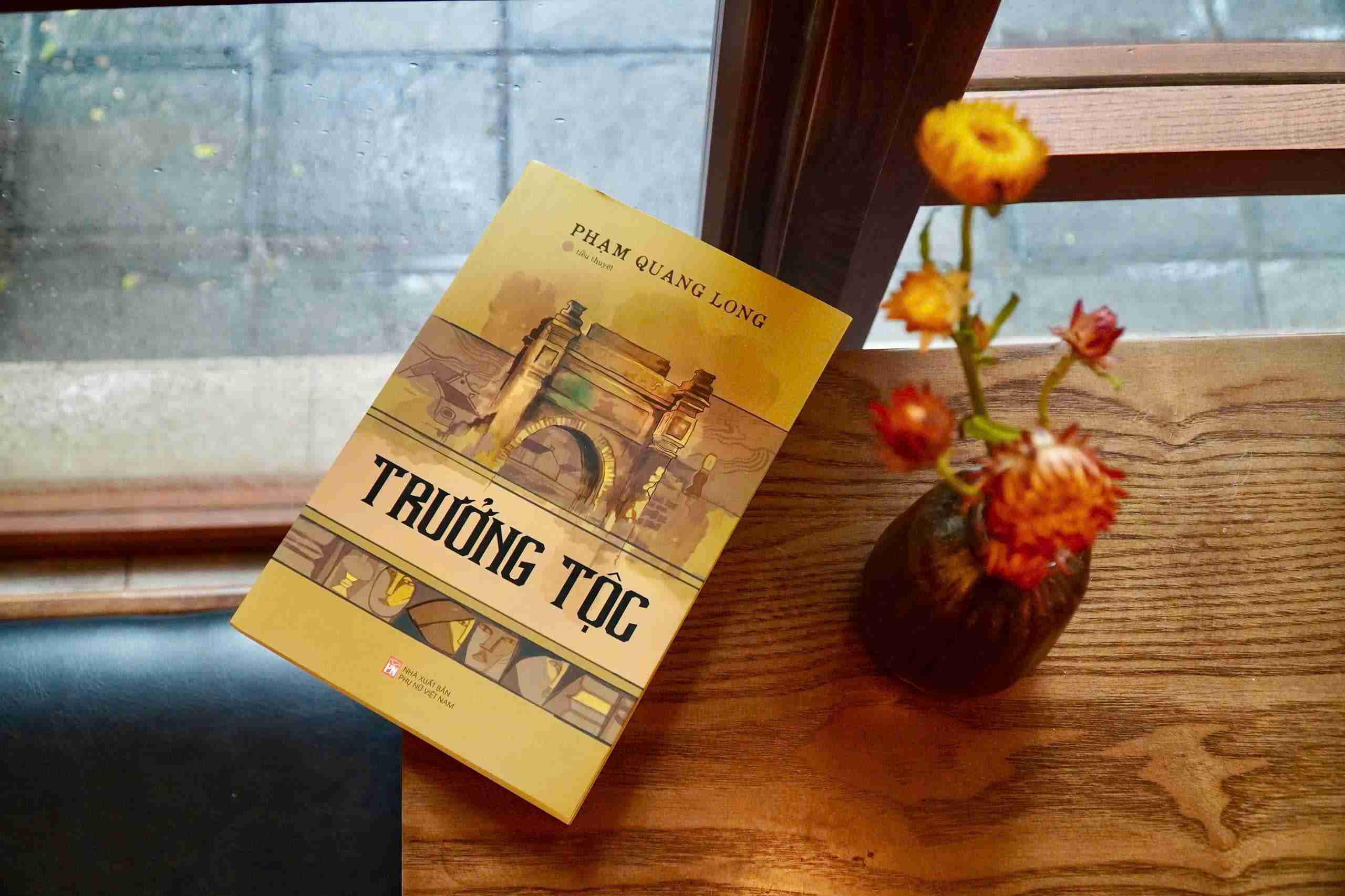 Bia sach “Truong toc” - tieu thuyet moi nhat cua PGS.TS Pham Quang Long do Nha xuat ban Phu nu Viet Nam phat hanh. Anh: Nha xuat ban Phu nu Viet Nam