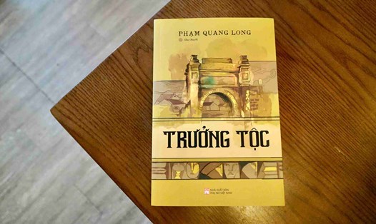 Tác phẩm “Trưởng tộc” kể câu chuyện một dòng họ qua nhiều thế hệ. Ảnh: Nhà xuất bản Phụ nữ Việt Nam