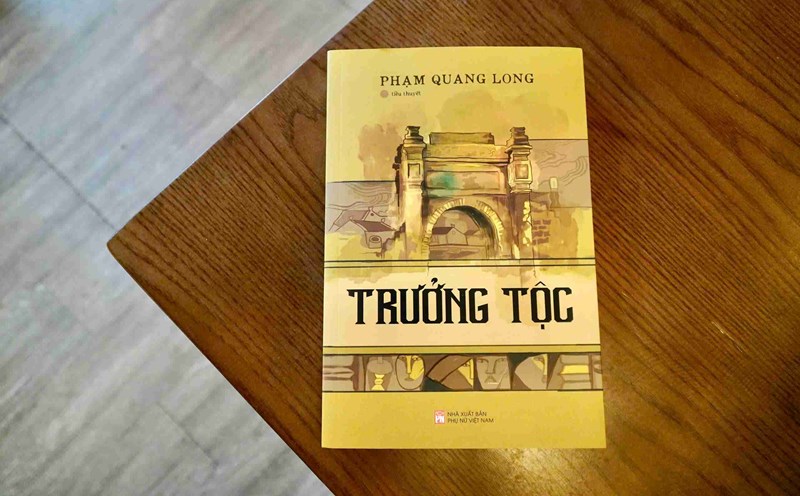 The work "Chang Xu" tells the story of a clan through many generations. Photo: Vietnam Women's Publishing House