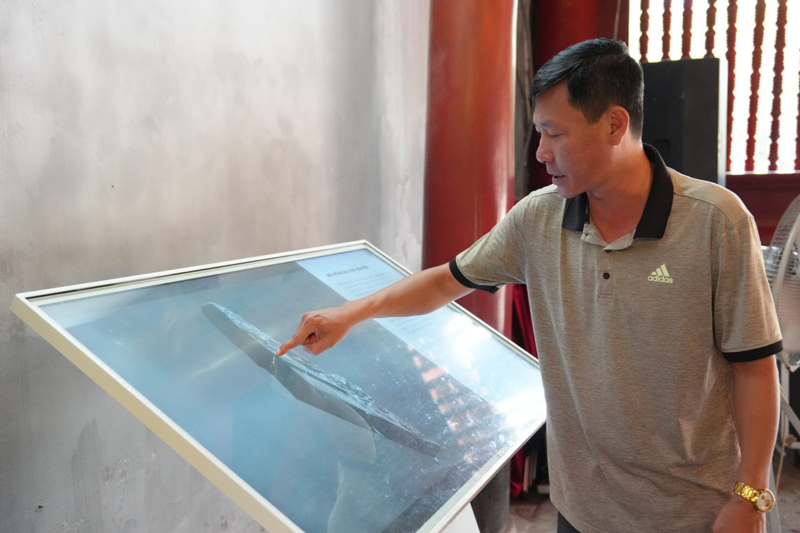 Ong Tran Xuan Hien (phuong Ba Dinh, Ha Noi) trai nghiem man hinh tuong tac tai Van Mieu - Quoc Tu Giam. Anh: Vu Linh