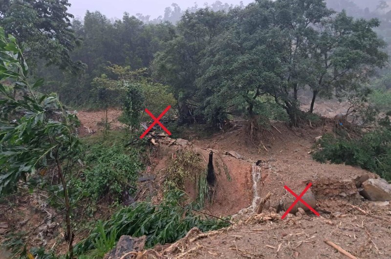 Sat lo nui vui lap, xoa so 2 can nha go (vi tri danh dau) cua 1 ho dan tai xa Tra Tan, Da Nang.