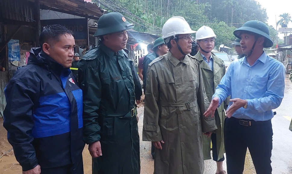 PCT UBND TP.Da Nang cung lanh dao So chi huy Quan khu 5 chi dao cong tac khac phuc thien tai, ung cuu nhan dan o xa Tra Tan. Anh: Hong Lai