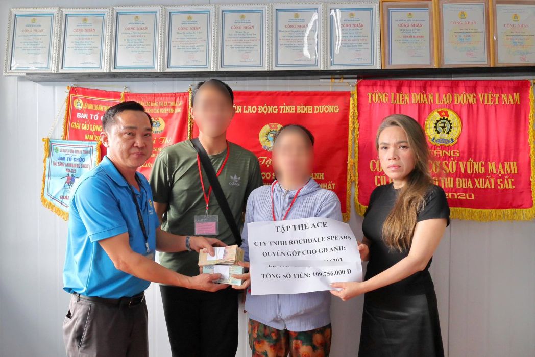 The Trade Union of the locality and the Board of Directors of the company presented 109 million VND to support the family of a worker who died of a stroke. Photo: Provided by the Trade Union
