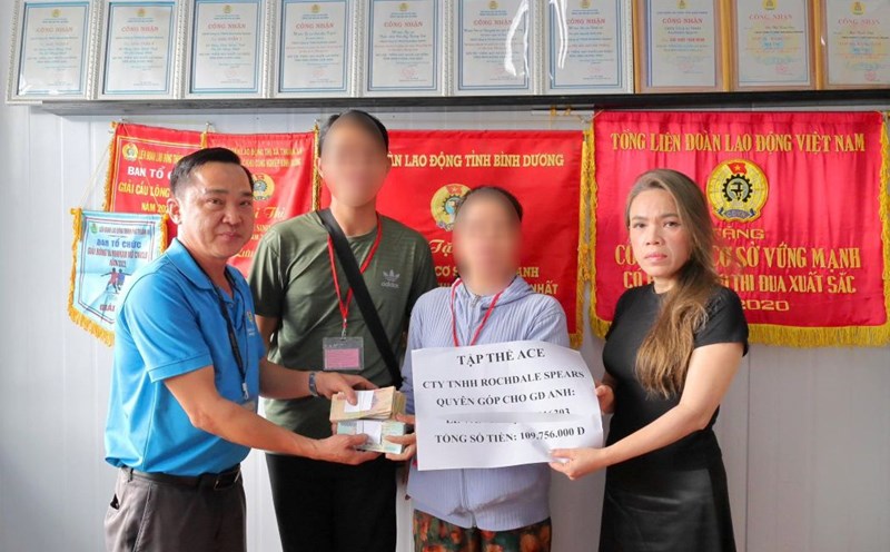 The Trade Union of the locality and the Board of Directors of the company presented 109 million VND to support the family of a worker who died of a stroke. Photo: Provided by the Trade Union