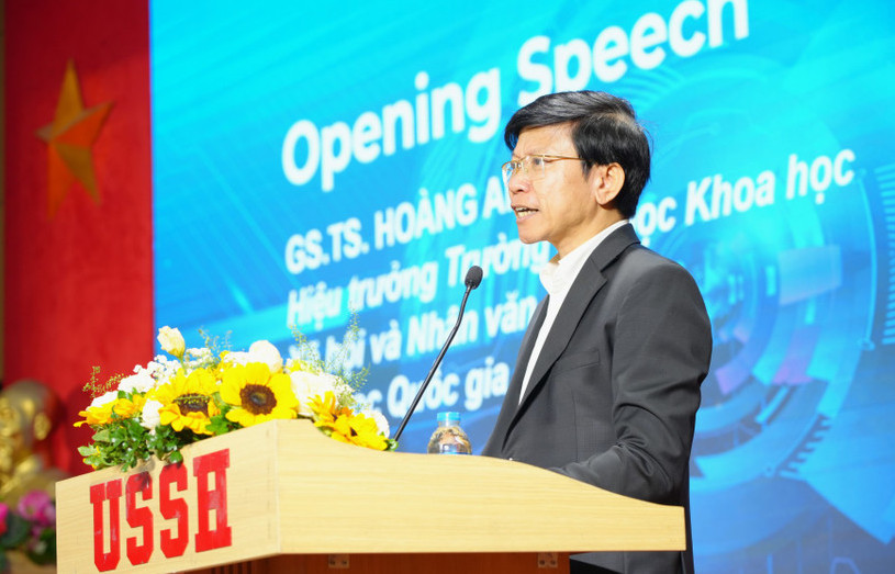 GS.TS Hoang Anh Tuan - Hieu truong Truong Dai hoc Khoa hoc Xa hoi va Nhan van phat bieu khai mac hoi thao. Anh: USSH Media.