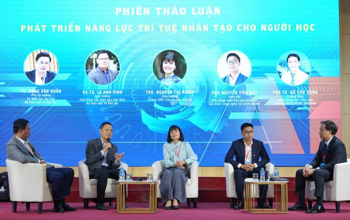 Cac chuyen gia thao luan cac van de ve giai phap va dinh huong chinh sach cho su phat trien nang luc AI cho nguoi hoc trong he thong giao duc quoc dan. Anh: USSH Media.