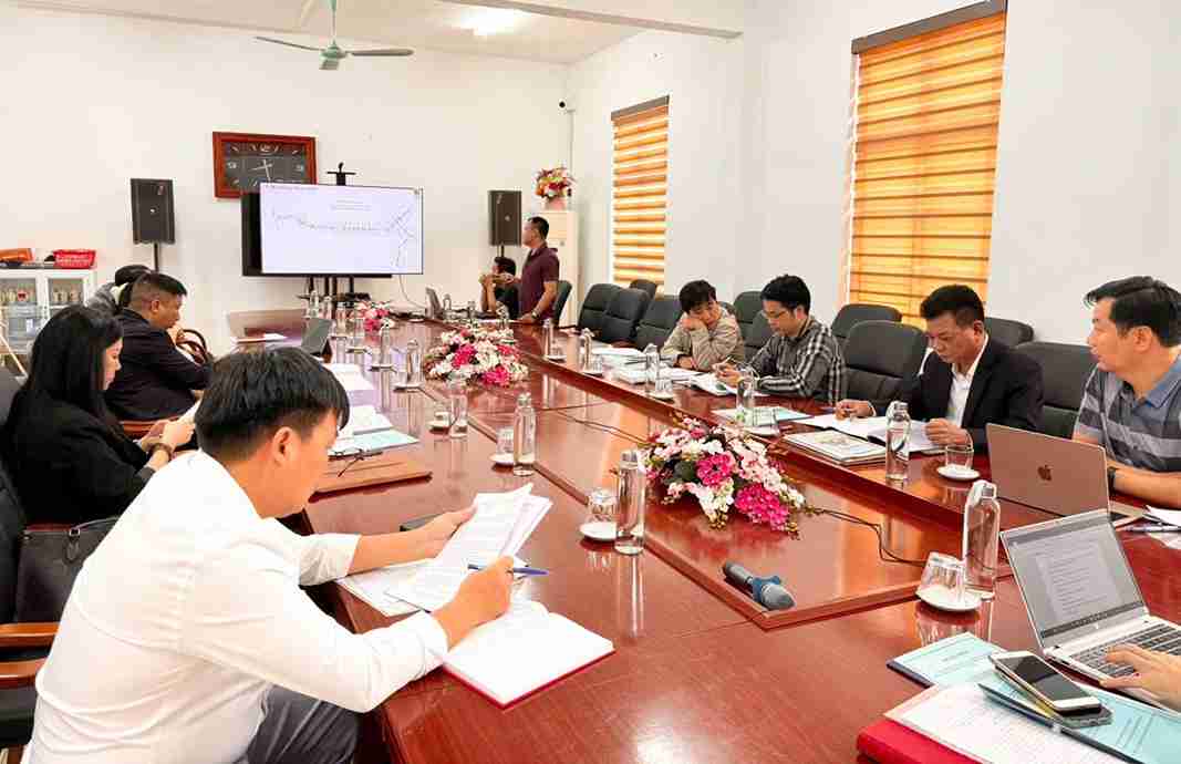 Les delegues echangent lors de la reunion. Photo : Quartier de Tan Hung