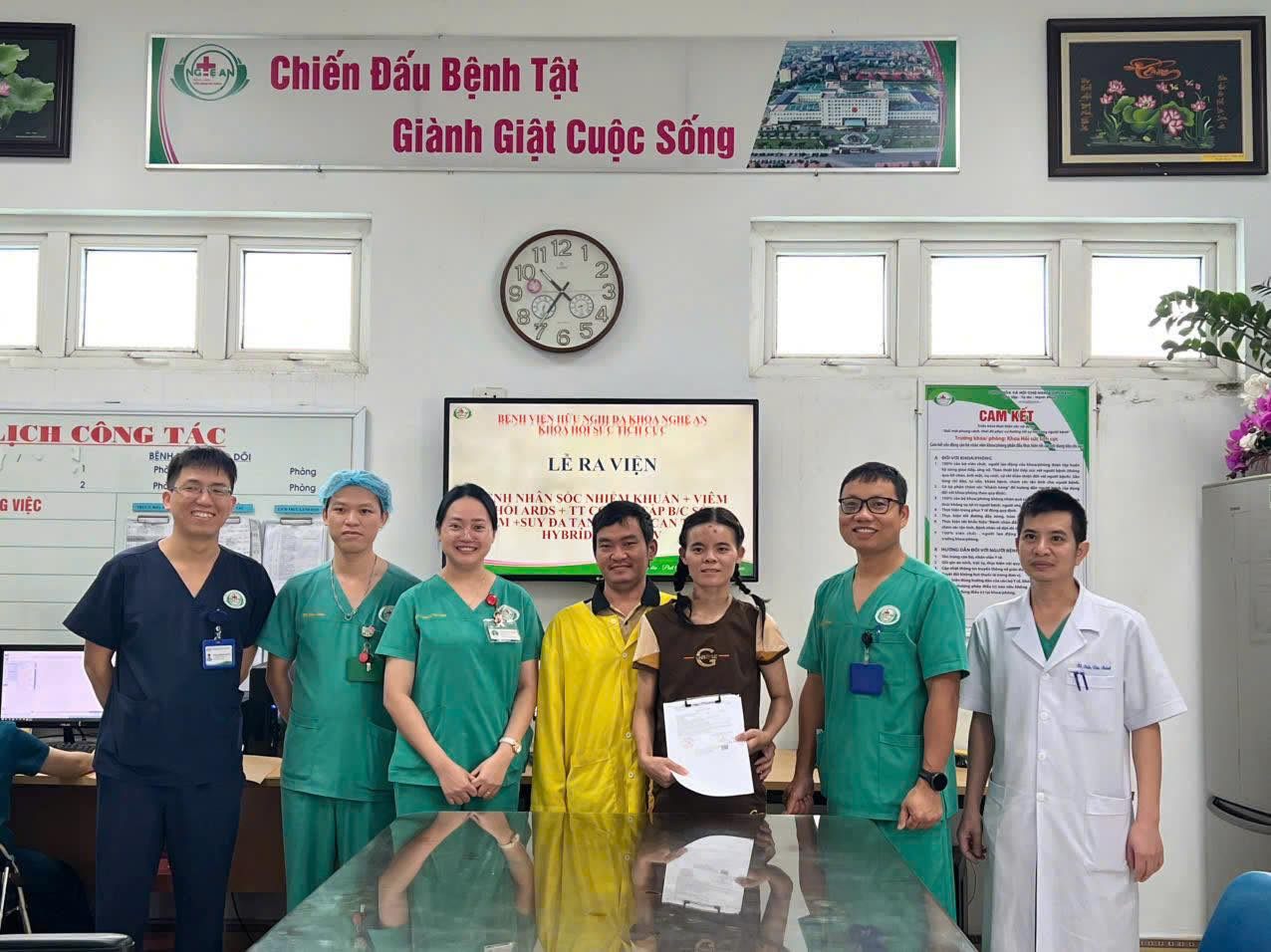 Doctors from the Intensive Care Unit of Nghe An General Hospital congratulated the critical patient on being saved and discharged from the hospital. Photo: Ngoc Anh