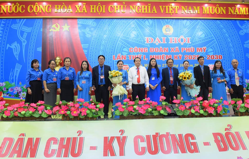 La Sra. Nguyen Thi Thanh Thuy - Vicepresidenta de la Federacion Laboral Provincial de Gia Lai - entrega las decisiones al Sindicato de la comuna de Phu My. Foto: Vy Vy