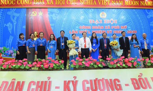 Bà Nguyễn Thị Thanh Thủy - Phó Chủ tịch LĐLĐ tỉnh Gia Lai - trao các quyết định cho Công đoàn xã Phù Mỹ. Ảnh: Vy Vy