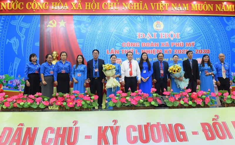 Ms. Nguyen Thi Thanh Thuy - Vice President of the Gia Lai Provincial Federation of Labor - presented the decisions to the Phu My Commune Union. Photo: Vy Vy