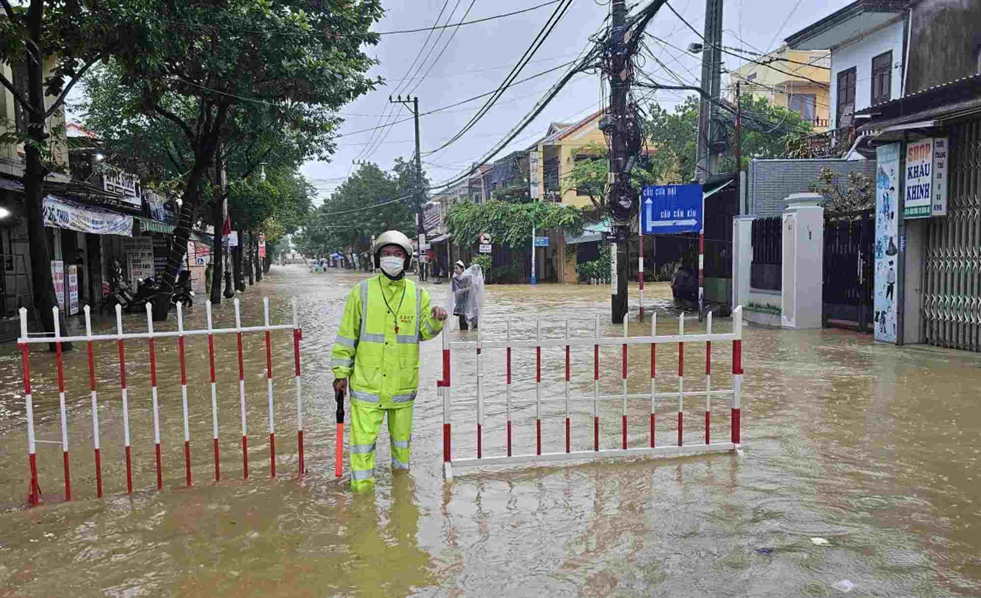 Most rivers in Da Nang have exceeded alert level 3, many areas are flooded. Photo: Nguyen Long