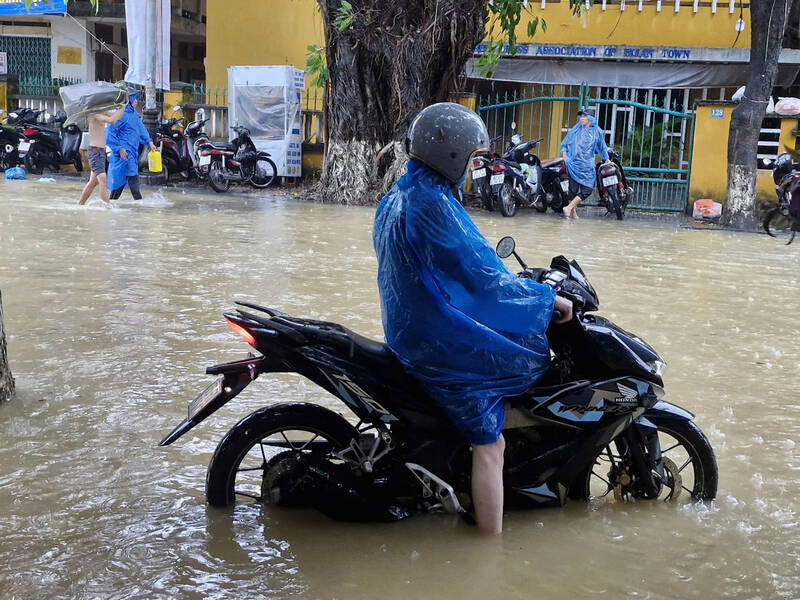 홍수가 높아지면서 호이안 고대 도시(다낭)의 도로를 이동하는 교통 수단이 계속해서 고장났습니다. 사진: Thu Giang