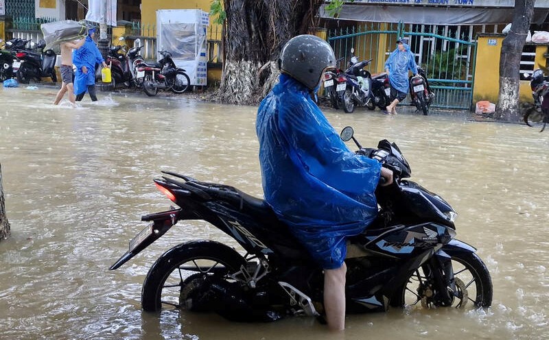 Vehicles moving on the streets of Hoi An ancient town (Da Nang) continuously stalled when the floodwaters rose. Photo: Thu Giang