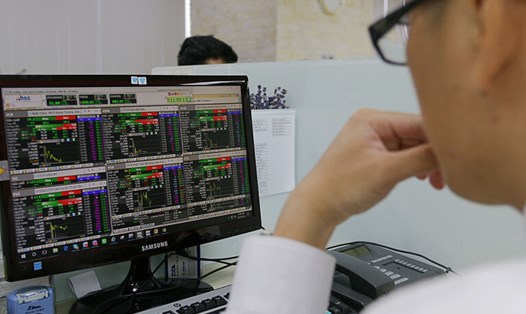 Chứng khoán giảm điểm mạnh khi mất điểm tựa từ các cổ phiếu bluechip. Ảnh: Lê Toàn