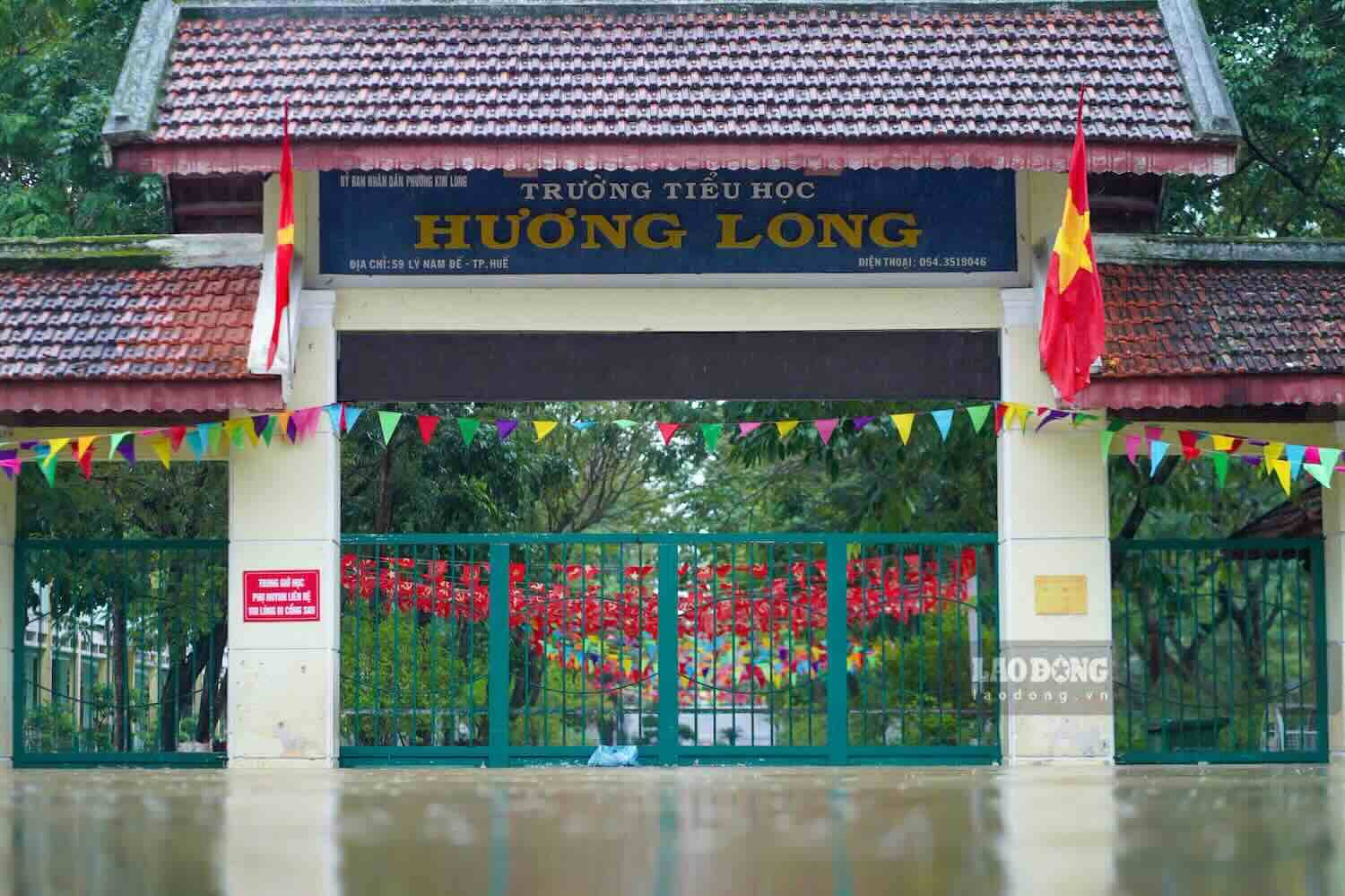 Students in Hue City continue to have a day off to ensure safety against floods. Photo: Nguyen Luan.